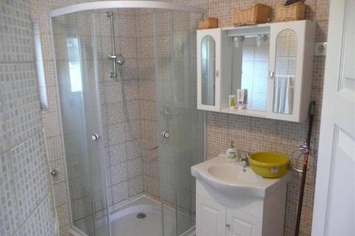 y baño con ducha y lavamanos. en Csalogány Villa Balatonboglár, en Balatonboglár
