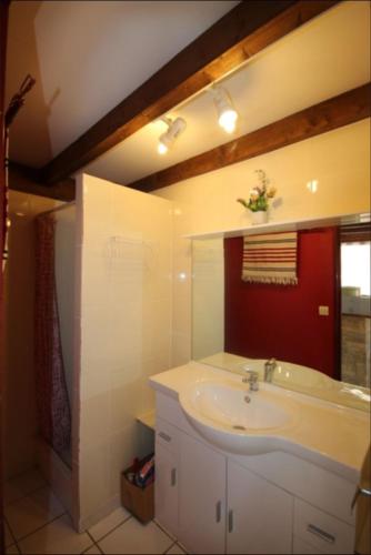 une salle de bain avec un lavabo blanc et une fenêtre dans l'établissement villa d'angle 4 couchages terrasse ombragée parking dans résidence sécurisée piscine commune 400m de la mer LRJP78, à Portiragnes