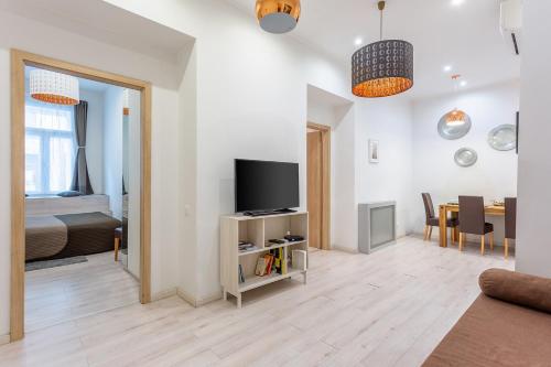 Goldcentral Apartment Dob-Cozy Place Next to Mazel Tov-Two Bedrooms