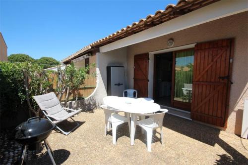 Jolie villa d'angle, séjour climatisé, 4 couchages, terrasse parking dans résidence sécurisée avec piscine commune 400m de la mer LRJP11