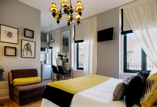 a bedroom with a bed and a table and a chair at the gallery Studios II in Porto