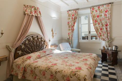 a bedroom with a bed and a window at Corte dei Neri Residenza d'Epoca in Florence