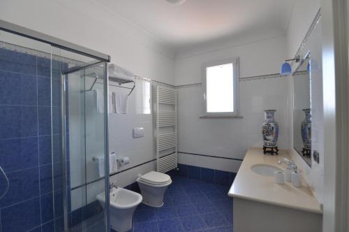 un bagno con lavandino, WC e doccia di Villa Marcella Room a Porto Cesareo