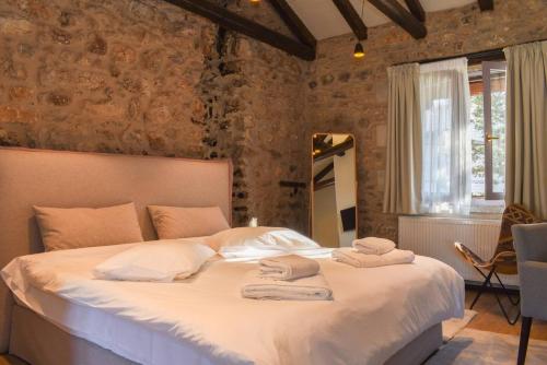 Ένα ή περισσότερα κρεβάτια σε δωμάτιο στο Secluded Mountain Refuge - Theonimfi Paradise Gem