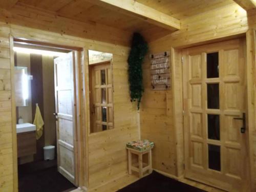 Cabaña de madera con puerta y baño en Bubble House - Apartmanok en Szilvásvárad