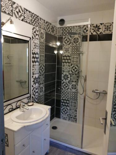 une salle de bain avec un lavabo et une douche dans l'établissement AU VILLADIOR - Vaison la Romaine, à Vaison-la-Romaine