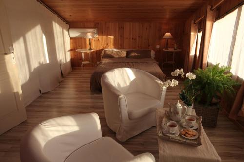 une chambre avec un lit, une chaise et une table dans l'établissement Chambres 