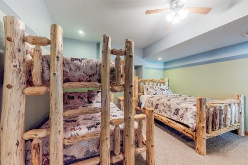 una camera da letto in stile baita di tronchi con 2 letti a castello di Catch N Relax a Conover