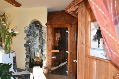 ザンクト・レオンハルト・イム・ピッツタールにあるs´Waldhausの木製のドアと窓が備わる客室です。
