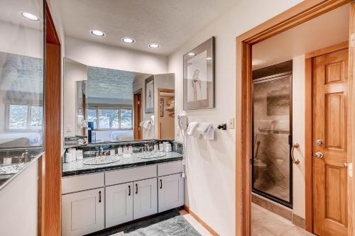 łazienka z dwiema umywalkami i dużym lustrem w obiekcie Premier 2BR 2BA in Lakeside Village- Kids Ski Free! condo w mieście Keystone