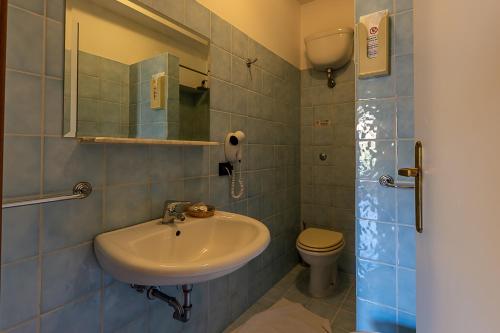 Koupelna v ubytování Hotel Louis II