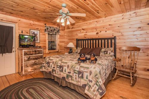 Un dormitorio con una cama con dos ositos de peluche. en Alpine Joy-Get 951 worth of FREE area attraction tickets for each paid day!!!, en Townsend