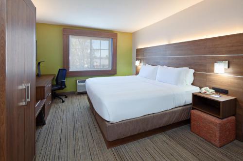 Holiday Inn Express Hotel & Suites San Diego-Escondido, an IHG Hotel Image