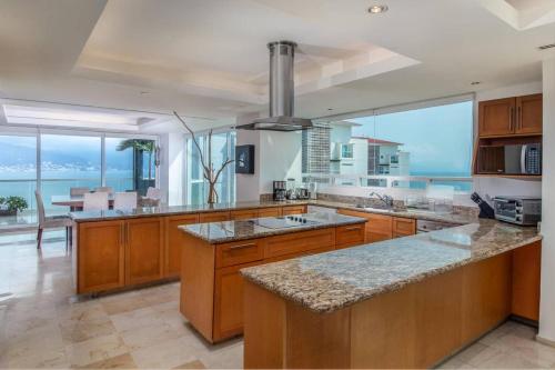 una gran cocina con una gran isla con encimera en Shangri La Luxury Penthouse Condominiums by Cheap Getaway, en Puerto Vallarta