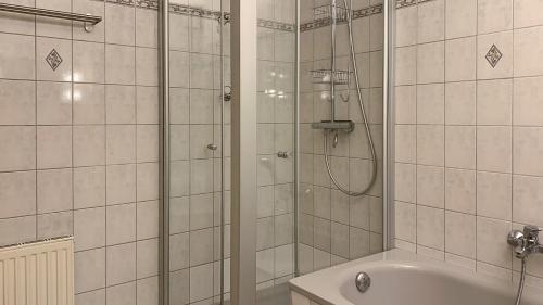 a bathroom with a shower and a bath tub at Strandnahe, familienfreundliche Ferienwohnung auf Usedom in Koserow in Ostseebad Koserow