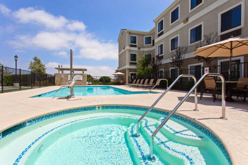 Bazén v ubytování Staybridge Suites Irvine East/Lake Forest by IHG nebo v jeho okolí