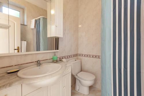 エシュポゼンデにあるCasa do Riachoのバスルーム(洗面台、トイレ、鏡付)