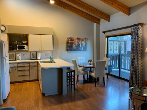 uma cozinha e sala de jantar com mesa e cadeiras em Der Sportsmann Suites em Leavenworth