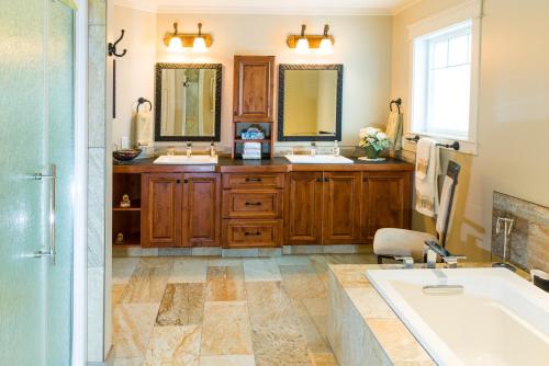 Ett badrum på Kootenay Wild Guest Suites