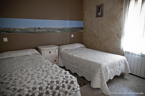 1 dormitorio con 2 camas y ventana en Casa Rural La Carrascala, en Zamora