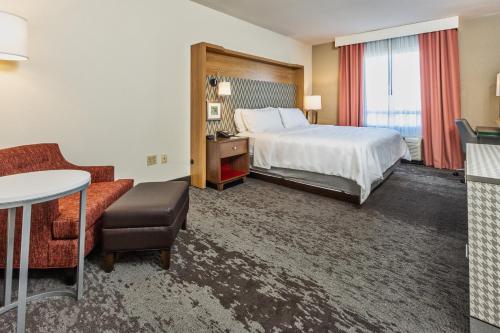 Un pat sau paturi într-o cameră la Holiday Inn Hotel & Suites Memphis-Wolfchase Galleria by IHG