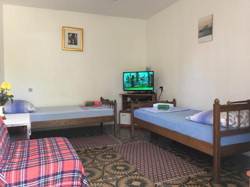 מיטה או מיטות בחדר ב-House and Apt. in Ribarica 38417