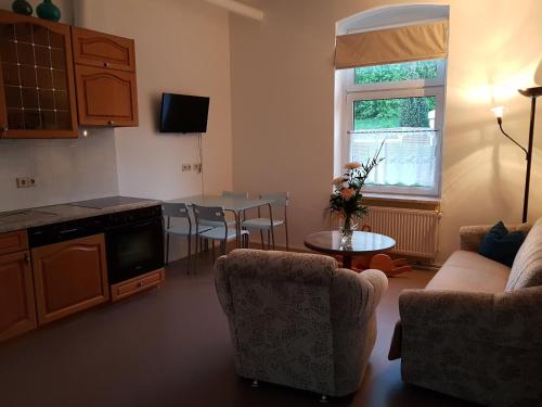 Kuchyň nebo kuchyňský kout v ubytování Ferienwohnung West - Alte Schule Sachswitz