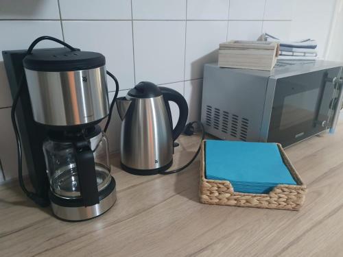 a coffee maker and a blender and a microwave at White Pearl Hostel 2 in Nürnberg