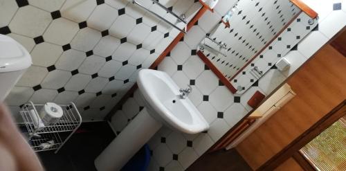 uma casa de banho com um lavatório e um WC em Kucerak na Drini em Bajina Bašta