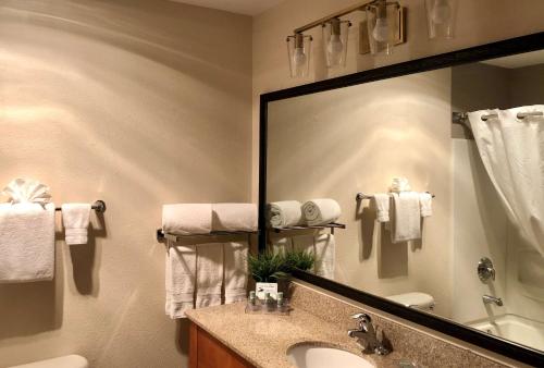 łazienka z umywalką i dużym lustrem w obiekcie Best Western Moriarty Heritage Inn w mieście Moriarty