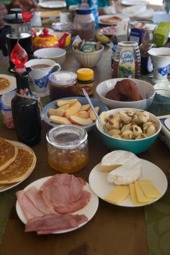 Una mesa cubierta con platos de comida y otros alimentos. en JO's Farmstay-charming holiday farm close to famous Muri Beach, en Rarotonga