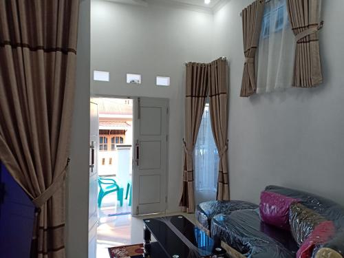 Area tempat duduk di Budi Asih Guest house Syariah