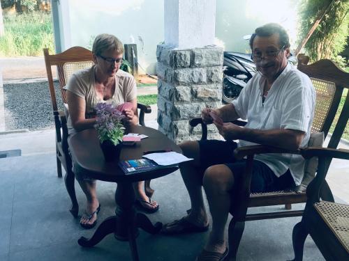 ein Mann und eine Frau sitzen auf einer Bank in der Unterkunft Kingdom Gate Hotel in Anuradhapura