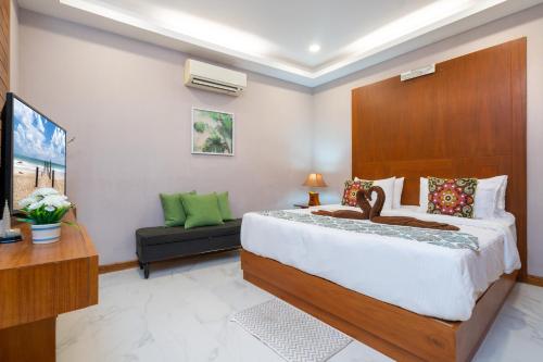 1 dormitorio con 1 cama grande y 1 sofá en Private Villas Bangtao, en Bang Tao Beach