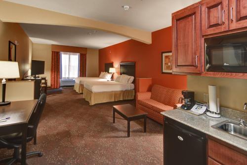 A kitchen or kitchenette at Holiday Inn Express Hotel and Suites Altus, an IHG Hotel