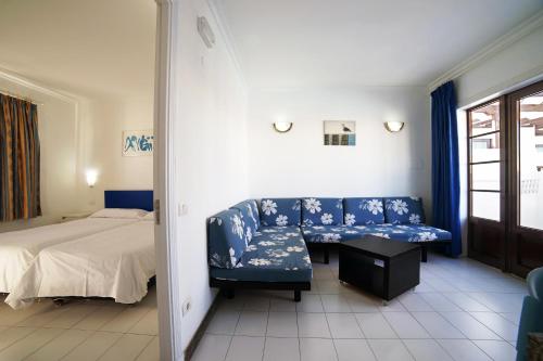 1 dormitorio con 1 cama, 1 sofá y 1 cama en Plaza Azul, en Puerto del Carmen