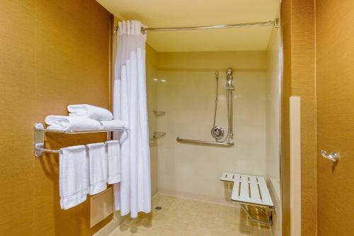 Kylpyhuone majoituspaikassa Holiday Inn Los Angeles Gateway-Torrance, an IHG Hotel