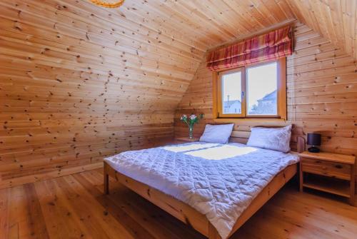 Giường trong phòng chung tại Bedugnės pirtelė - Cosy Sauna House