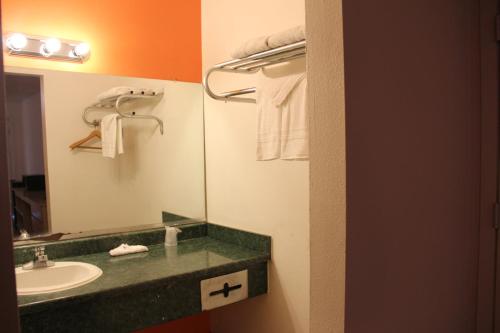 La salle de bains est pourvue d'un lavabo et d'un miroir. dans l'établissement Sherman Inn, à Sherman