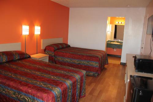 a hotel room with two beds and a television at Sherman Inn in Sherman