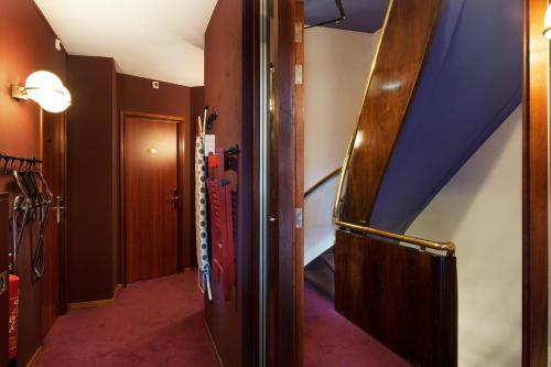 un couloir avec une chambre avec des skis sur le mur dans l'établissement Hotel The Neighbour's Magnolia, à Amsterdam