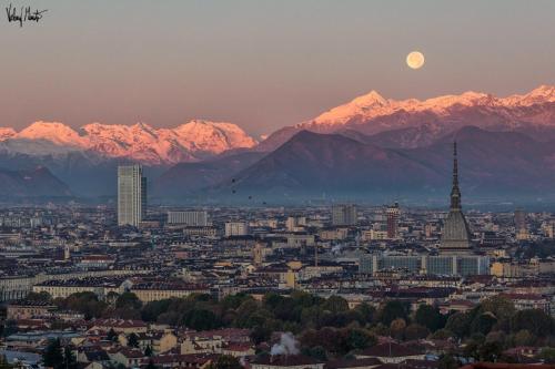 - une vue sur une ville avec des montagnes en arrière-plan dans l'établissement Attico con garage coperto, à Turin