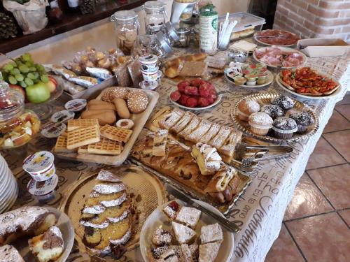 une table recouverte de beaucoup de différents types de nourriture dans l'établissement Agriturismo Torre Cristina, à Aprilia