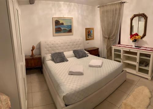 1 dormitorio con 1 cama con 2 almohadas en Home Lovers Apartment, en Venecia