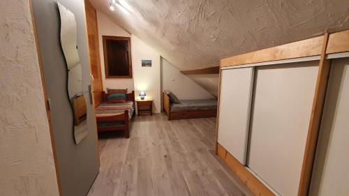 einen Flur mit einem Zimmer mit einem Bett und einer Treppe in der Unterkunft Le Rebiolon in La Chapelle-Blanche