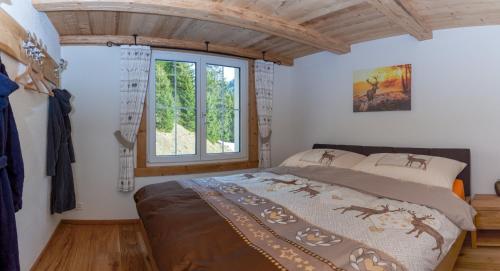 Кровать или кровати в номере Bergchalet Ziithuesli