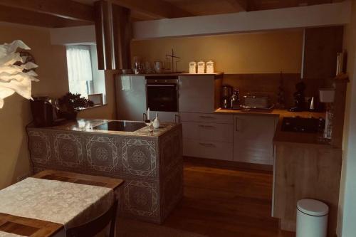 Kuchyň nebo kuchyňský kout v ubytování Geschmackvoll eingerichtetes Haus