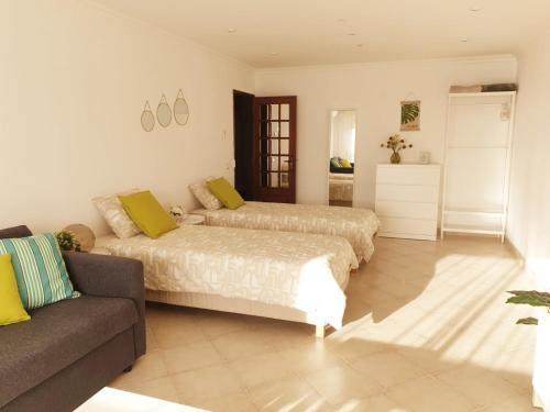 Гостиная зона в Sunny Setúbal Apartments