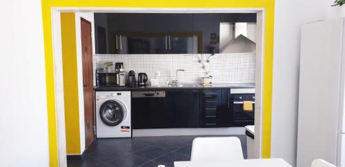 Кухня или мини-кухня в Sunny Setúbal Apartments
