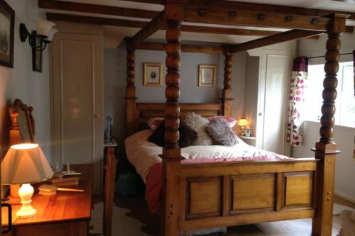 เตียงในห้องที่ SUNNYSIDE COTTAGE HUTTON LE HOLE NORTHYORKSHIRe